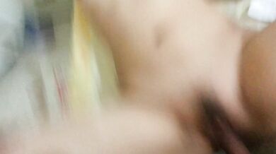 兄と妹は家でセックスをしていたが、顔を見せたくなかった。彼らは家族に発見されそうになり、すぐに止められました。