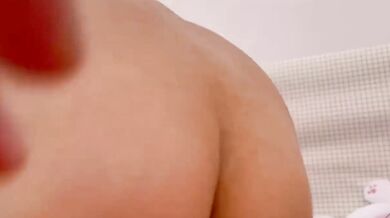 妹の無毛のオマンコをじっくり見てみる