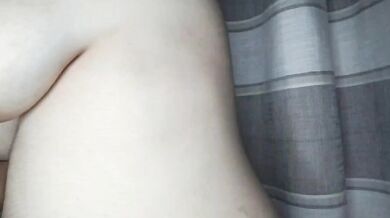 Dưỡng ẩm cho ngực to chơi với sữa