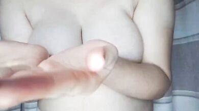 Dưỡng ẩm cho ngực to chơi với sữa