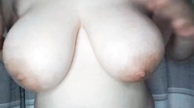 Dưỡng ẩm cho ngực to chơi với sữa