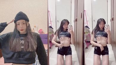 対照的に小さめの胸を持つ女の子が鏡の前でひざまずく