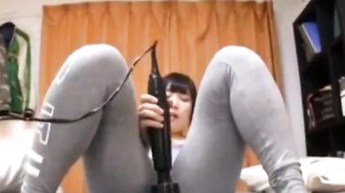 日本の十代の少女が自慰行為をしてパンツにおしっこをする