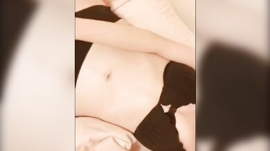 Cô gái Nhật Bản thủ dâm và tè vào quần lót