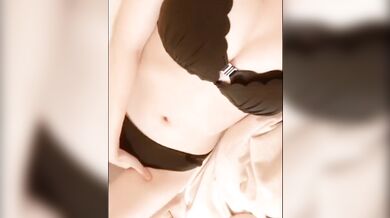 Cô gái Nhật Bản thủ dâm và tè vào quần lót