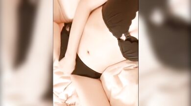 Cô gái Nhật Bản thủ dâm và tè vào quần lót