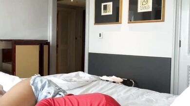 茶髪の大学生が興奮して枕の上でオナニーする