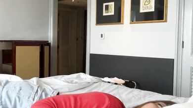 茶髪の大学生が興奮して枕の上でオナニーする