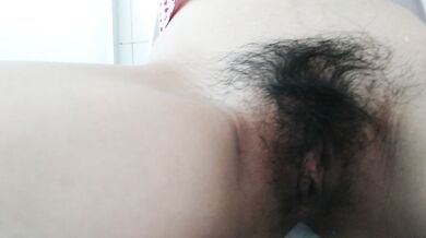 トイレが開いてマンコにおしっこをかけられ、胸を揉まれる