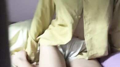 寮で服を脱いで胸を揉む痴女の女の子