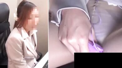 Nhân viên văn phòng Nhật Bản phun nước vào bồn cầu