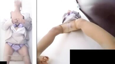 Nhân viên văn phòng Nhật Bản phun nước vào bồn cầu