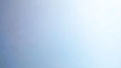 ウサギの歯を持つ少女がベッドの上でクリスタルディックでオナニーして潮吹き