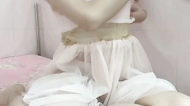 貧乳の少女がベッドの上で服を脱いで自慰行為をする1