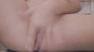 College student Lai Xyan took a photo of herself masturbating in order to buy a model