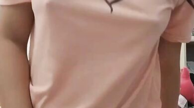 女の子がディルドを中にこする