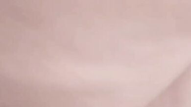 女の子がディルドを中にこする