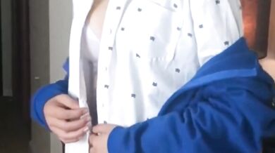 写真家が大学生の体を撮影