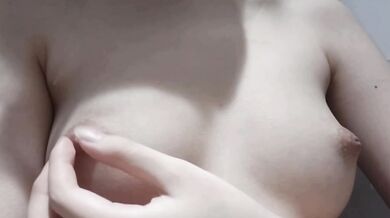 馬尾妹妹廁所摸奶自拍2