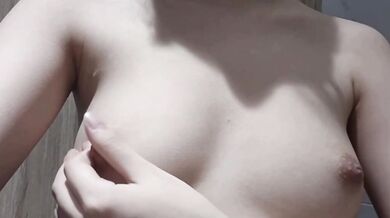 馬尾妹妹廁所摸奶自拍2