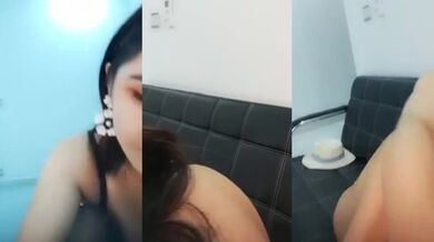 太った女の子がソファで自慰行為をする