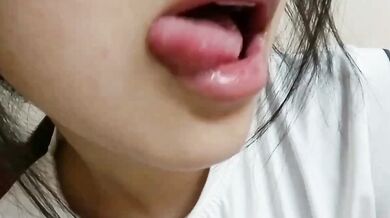 高中騷妹吐舌挖穴流水