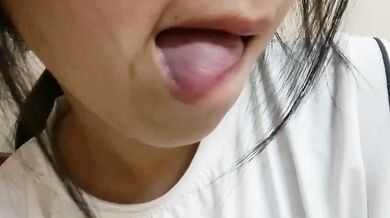 高中騷妹吐舌挖穴流水