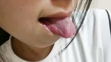 高中騷妹吐舌挖穴流水