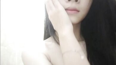 2k6のかわいい妹が自撮りと個人的なメッセージを披露