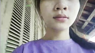 2k6のかわいい妹が自撮りと個人的なメッセージを披露