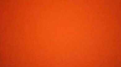 妹がスカーフを巻いて裸の自撮りをする