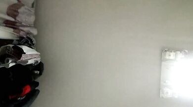 妹がスカーフを巻いて裸の自撮りをする