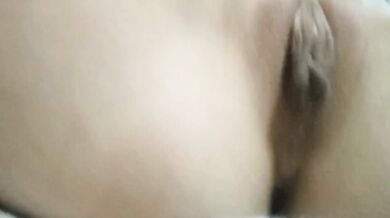 妹がスカーフを巻いて裸の自撮りをする