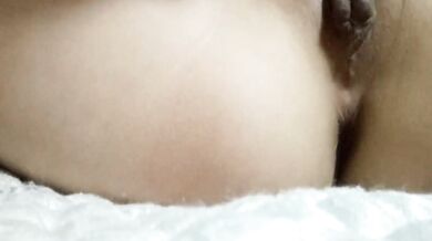 妹がスカーフを巻いて裸の自撮りをする