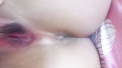 女の子は裸で興奮している