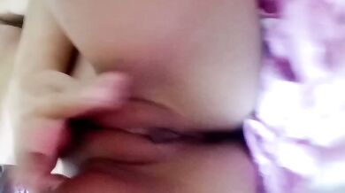 女の子は裸で興奮している