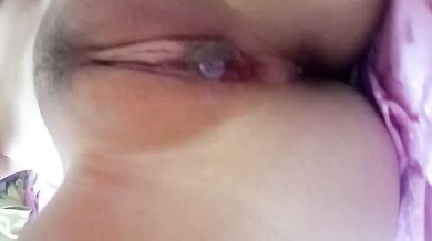 女の子は裸で興奮している