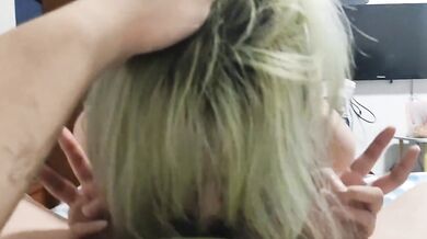 緑髪の女の子が頭を押さえられながらフェラチオされる