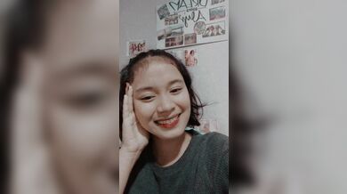 ミャンマーのショートヘアの少女の3つのお風呂の自撮り