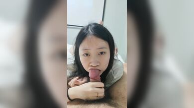 貧乳少女のチンポを歯ぎしりしながらのフェラチオ