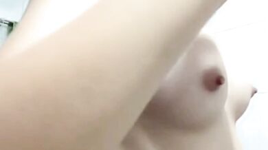 貧乳タイ人少女のストリップ自撮り