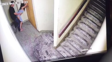 新加坡樓梯口小情侶幹起來