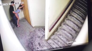 新加坡樓梯口小情侶幹起來