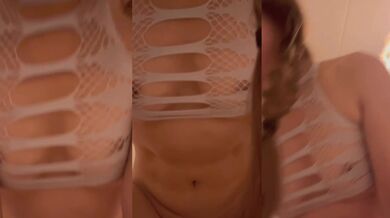 馬に乗ってハアハアと息を切らしている編み髪の少女