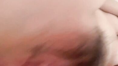 無邪気なショートヘアの少女がベッドの上で裸の自撮りをする