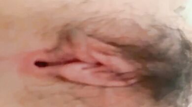 無邪気なショートヘアの少女がベッドの上で裸の自撮りをする