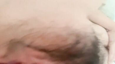 無邪気なショートヘアの少女がベッドの上で裸の自撮りをする