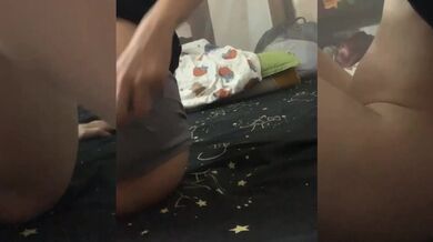 女子高生が自宅でこっそり自慰行為