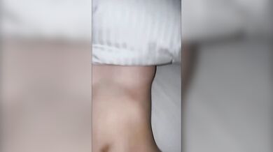 タトゥーを入れた巨乳の女の子が彼氏と愛し合いながら自撮りをする