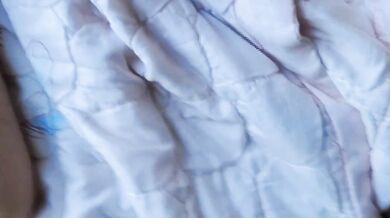 野蛮な叔父は週末に高校1年生の姪っ子を迎えに帰っていった。彼は態度を変えてホテルの部屋を予約し、帰宅する前に彼女と性交した。